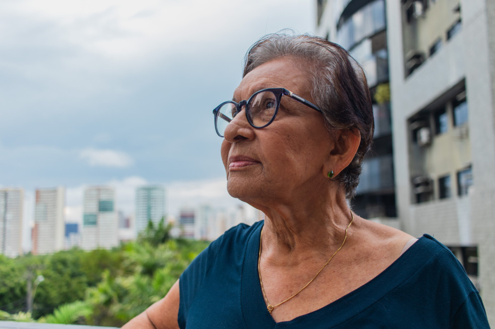 Cleide Bernal, economista, bancária aposentada e professora universitária, observa prédios no Cocó    (Foto: FERNANDA BARROS)
