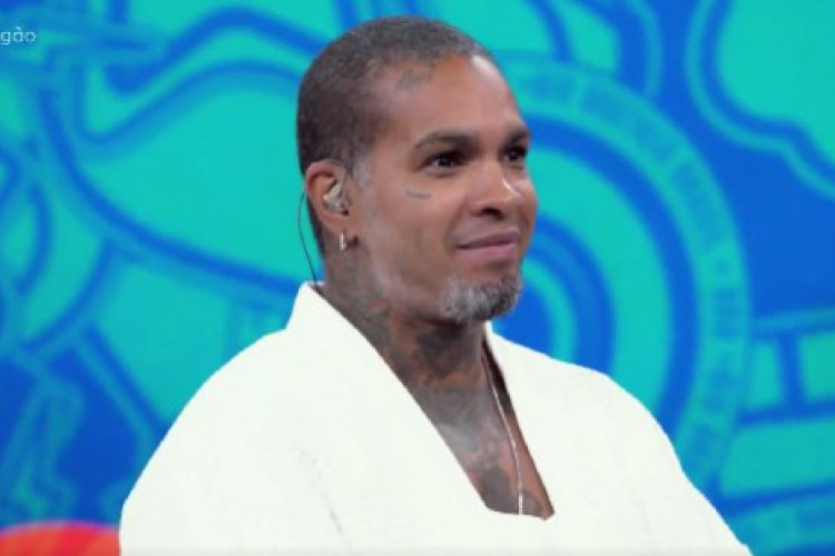 Rodriguinho foi eliminado do Big Brother Brasil 24 e fez tatuagem do mascote "robô"