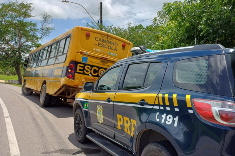 O ônibus foi vistoriado e encontraram vários problemas, como freios traseiros quebrados. O veículo se encontra no pátio da PRF