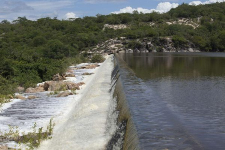 Açude Caldeirões, em Saboeiro, é uma das barragens que começou a sangrar no mês de março