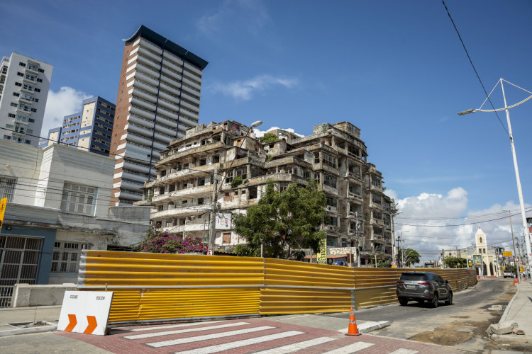 Tapumes cercam o Edifício São Pedro há cerca de uma semana