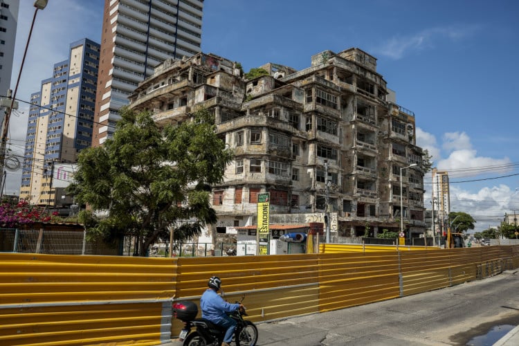Tapumes cercando o Edifício São Pedro, que será demolido pela Prefeitura