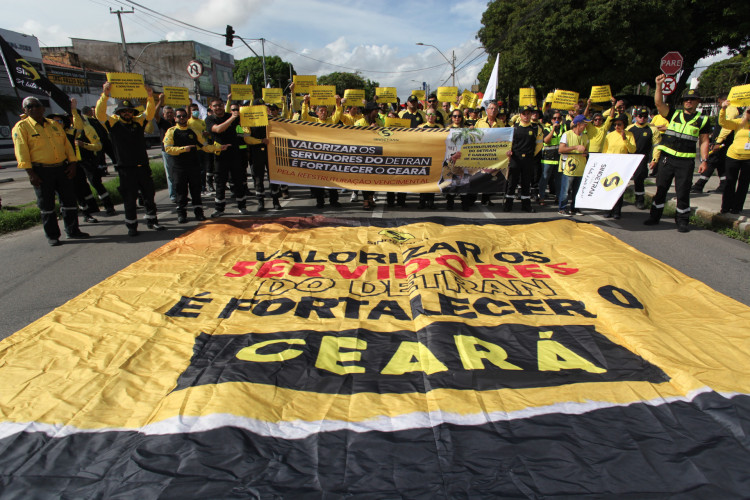 Manifestação dos servidores do Detran na avenida Godofredo Maciel, na manhã desta segunda-feira, 4