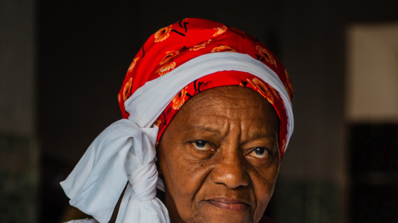 Lúcia Simão é precursora do movimento negro em Fortaleza e, desde os 33 anos, integra o Grupo de União e Consciência Negra (Grucon) (Foto: FERNANDA BARROS)