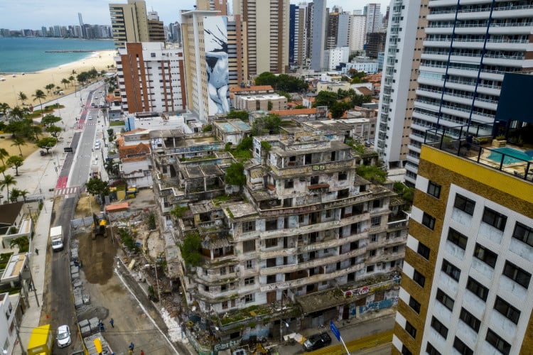 Fortaleza, CE, BR  05.03.24 - Início da Demolição do Edifício São Pedro  (Fco Fontenele/OPOVO)