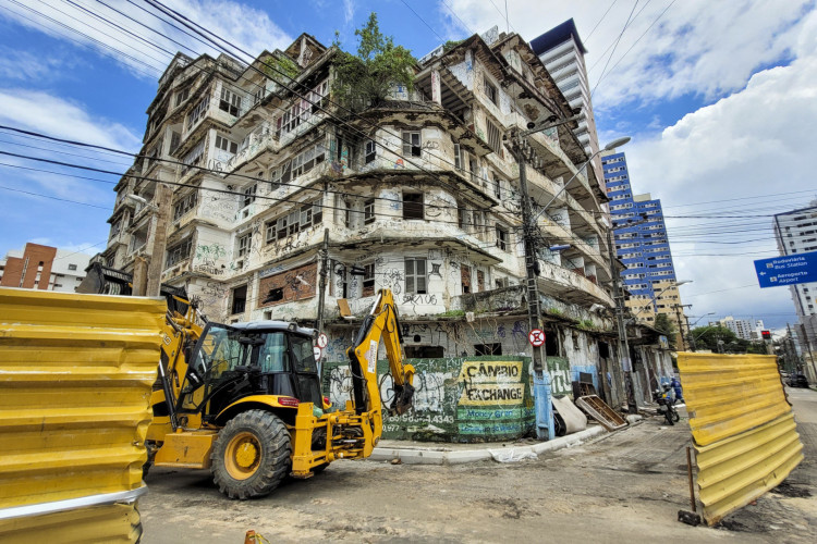 O Instituto dos Arquitetos do Brasil é contra a demolição do edificio e demanda a implementação uma eficaz política de gestão do patrimônio, incluindo a criação de um órgão técnico com autonomia, formado por profissionais habilitados e concursados.
