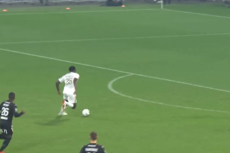 Lens acaba com sequência invicta do Lyon na Ligue 1