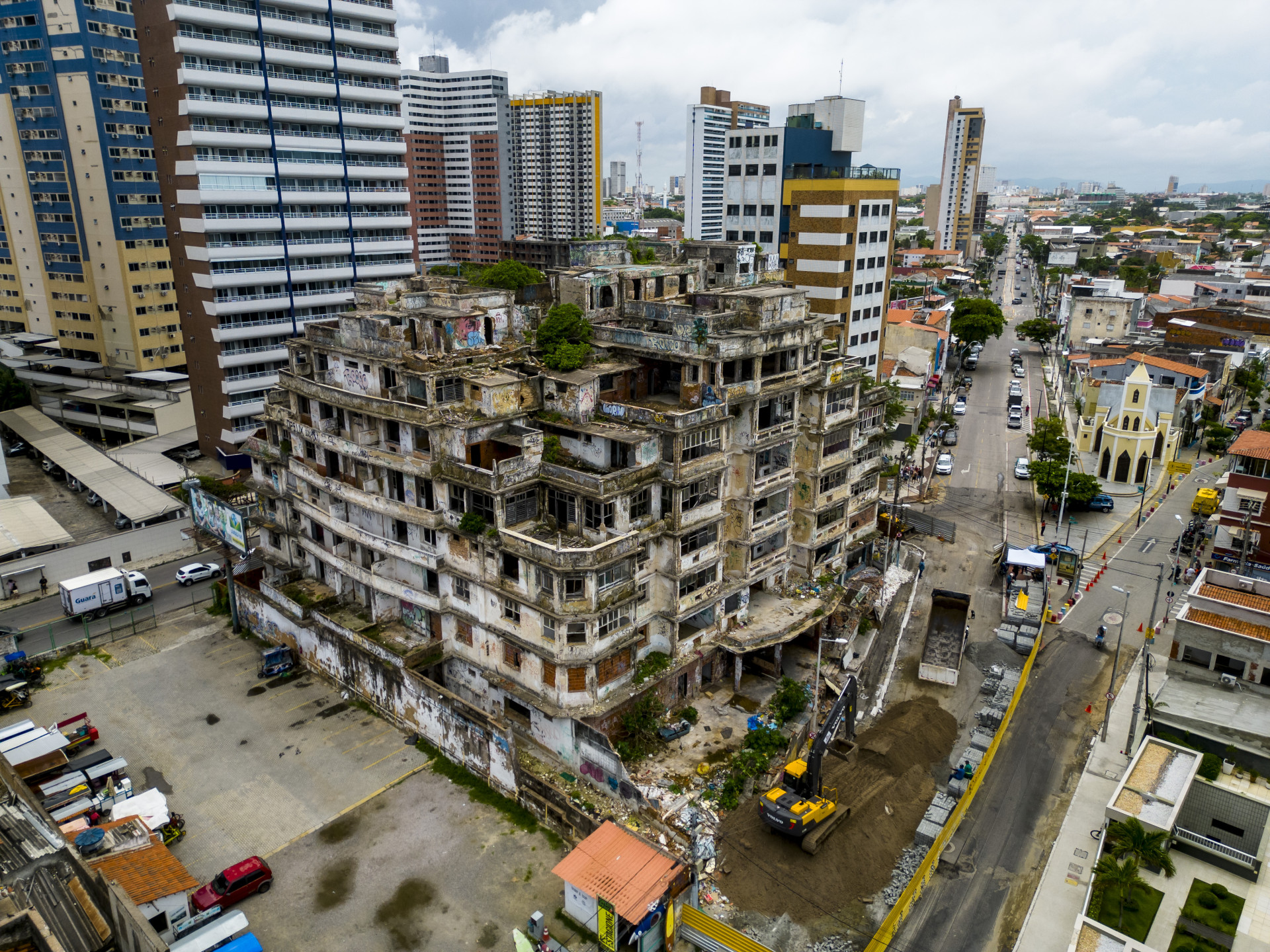 Início da demolição do Edifício São Pedro (Foto: FCO FONTENELE)