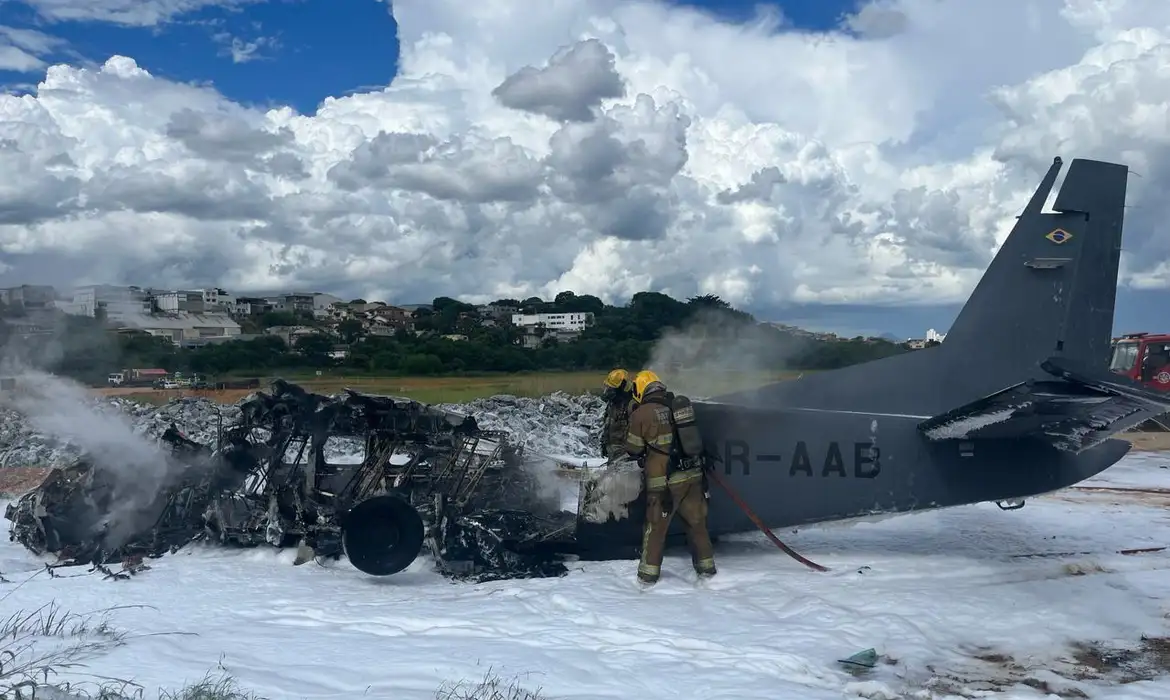 Duas pessoas morrem e uma fica ferida em queda de avião da PF em Minas (Foto: )