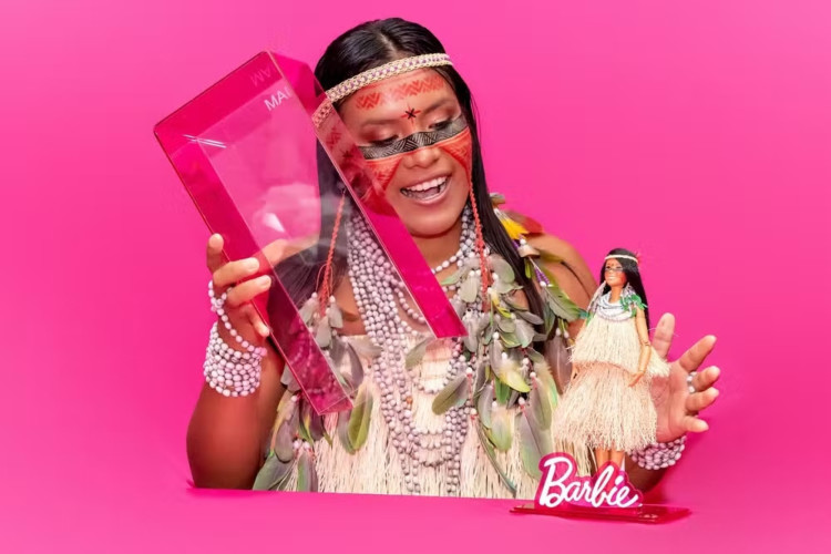 Influenciadora Maira Gomez será a primeira indígena brasileira a ter uma Barbie inspirada em sua imagem