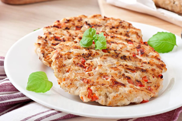 Hambúrguer de frango (Imagem: Timolina | Shutterstock)