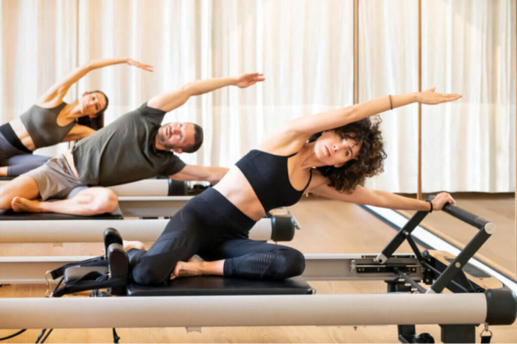 O pilates contribui para diminuir o desconforto causado pela dor na lombar (Imagem: Photology1971 | Shutterstock)