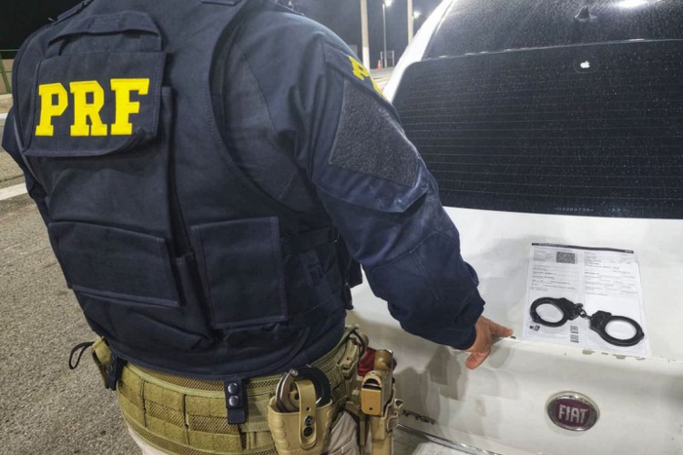 Policiais durante a abordagem que prendeu o homem foragido por estupro