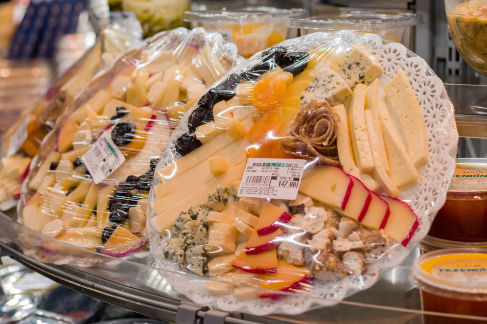 Frutas picadas, fris cortados e produtos feitas nas próprias lojas atraem os clientes fiéis do supermecado(Foto: Samuel Setubal)