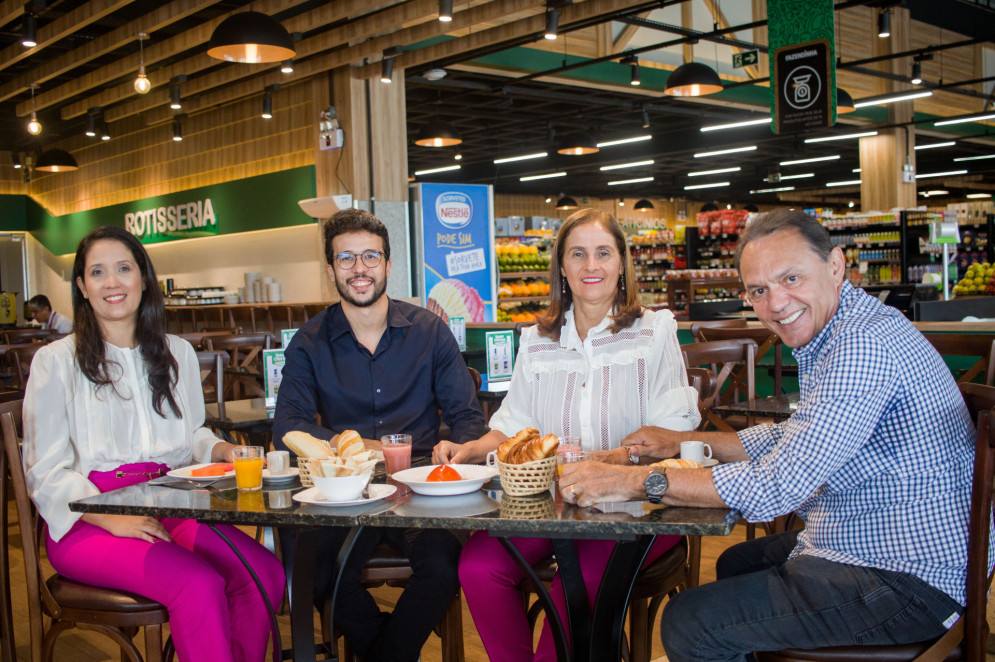 Esse foi o primeiro café da manha da manhã na loja do Eusébio com mesa posta da Silene com os filhos e o esposo, Cisne Frota(Foto: Samuel Setubal)