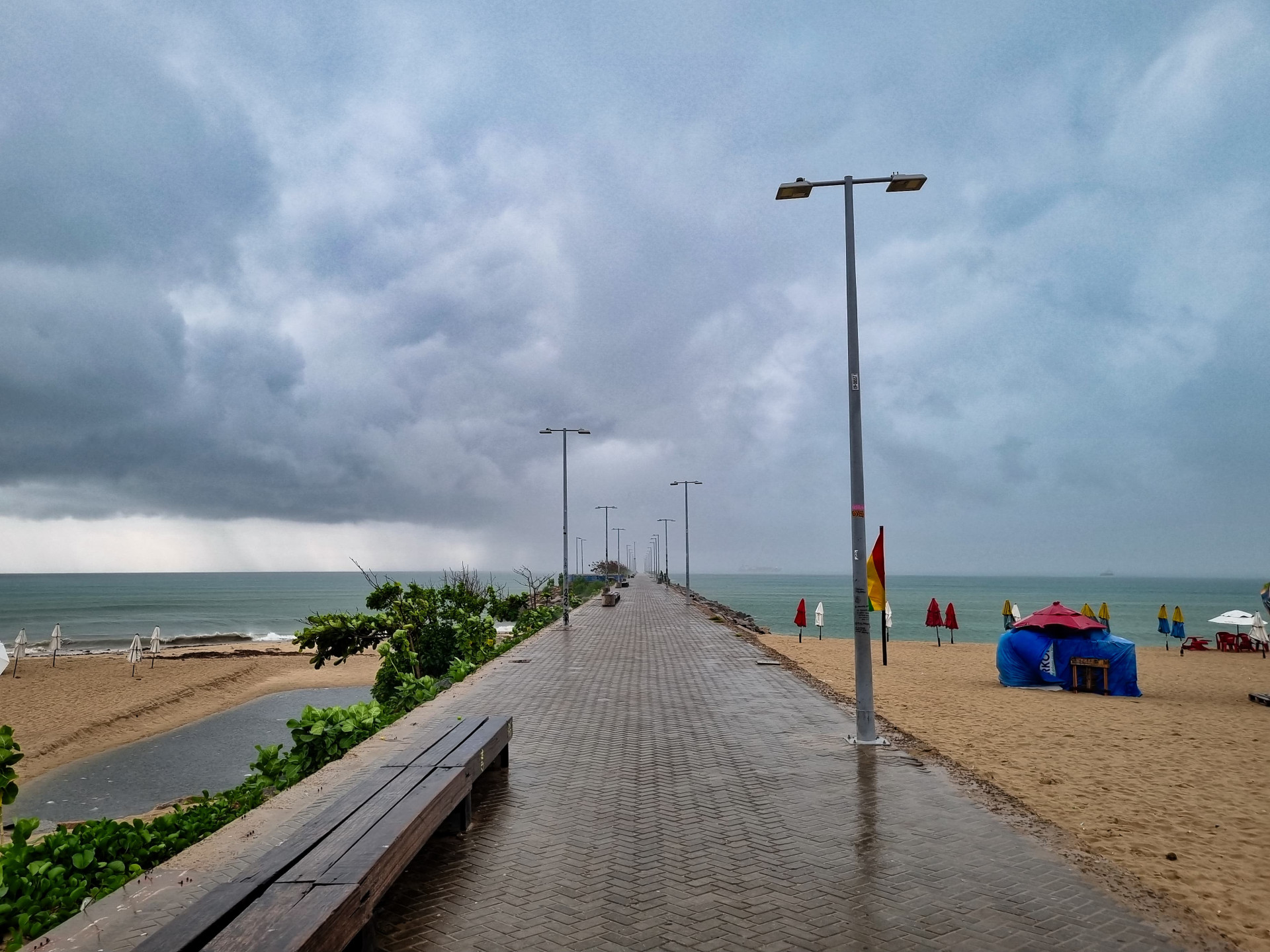 Fortaleza amanhece com chuvas nesta quarta-feira