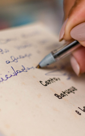 Alesandra Xavier destaca importância da escrita à mão, pois permite uma escrita mais livre-(Foto: Samuel Setubal)