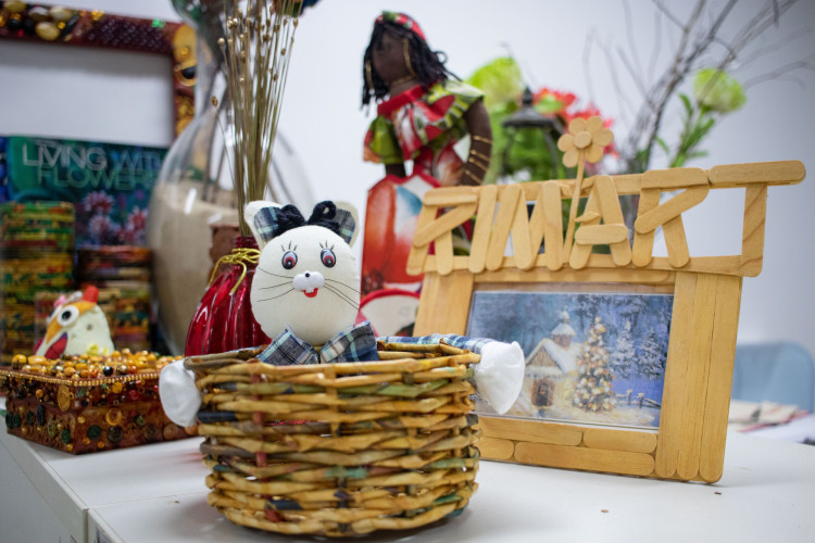 FORTALEZA, CEARÁ, BRASIL, 07-03-2024: O Projeto Rim Art promove fazeres artísticos com diversos materiais como bonecas, artesanatos no geral reciclagem, com pacientes que estão na hemodiálise do HGF. (Foto: Samuel Setubal/ O Povo)