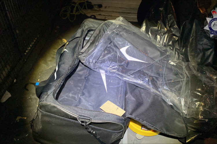 Em Sydney, agentes federais australianos apreenderam 15 sacolas vazias onde traficantes esperavam encontrar os 600 kg de cocaína
