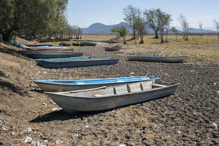 Barcos em terreno seco onde antes havia água no Lago Cuitzeo, na comunidade Mariano Escobedo, estado de Michoacán, México, em 3 de março de 2024. O Cuitzeo é o segundo maior lago do México e já perdeu quase 75% da capacidade, segundo pesquisadores da Universidade Michoacan de San Nicolas de Hidalgo
