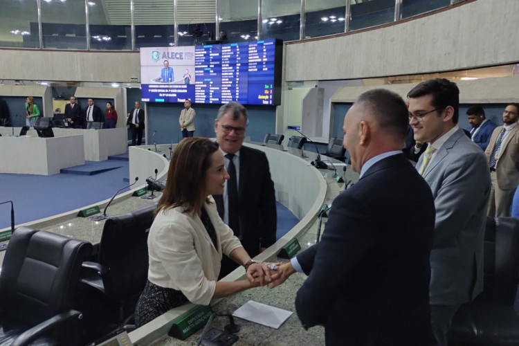 Ex-juíza Kamile Castro cumprimentou os deputados estaduais Carmelo Neto e Alcides Fernandes, cujos mandatos votou para cassar