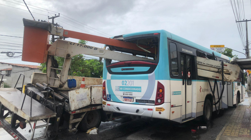 ￼CERCA de dez a 15 pessoas estavam dentro do coletivo