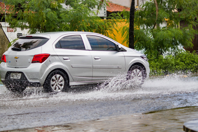 Fortaleza amanheceu com chuvas neste doming, 10