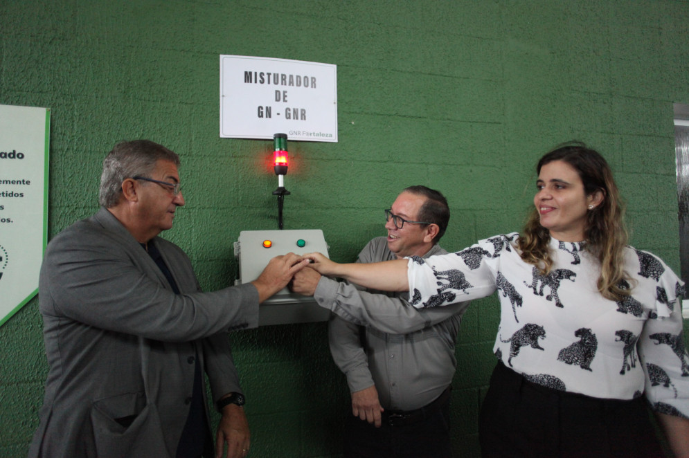 Miguel Nery, diretor presidente da Cegás, Thales Motta e Suzana Marinho, diretores da GNR Fortaleza, na inauguração do novo sistema que faz mistura controlada de biometano com gás natural na rede da Cegás, no Ceará