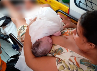 Segundo o Corpo de Bombeiros, o bebê nasceu dentro do carro, pois não houve tempo para levar para a ambulância 
