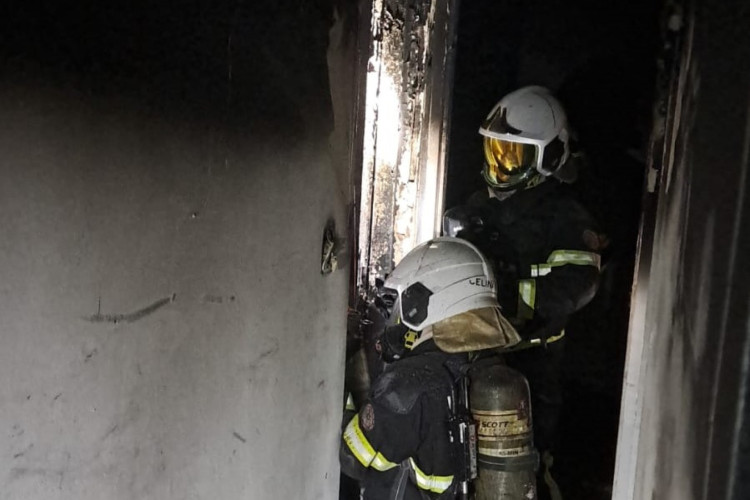 Equipe do Corpo de Bombeiros apaga incêndio no bairro Parangaba, em Fortaleza