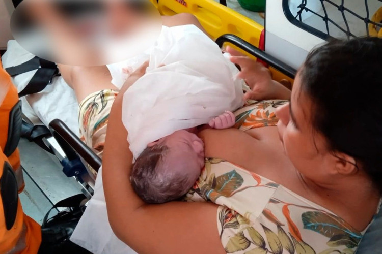 Segundo o Corpo de Bombeiros, o bebê nasceu dentro do carro, pois não houve tempo para levar para a ambulância
