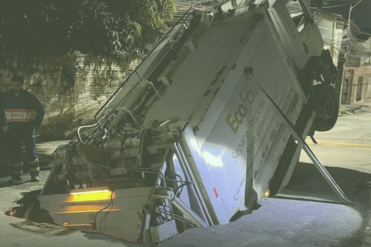 Caminhão cai em cratera no Autran Nunes