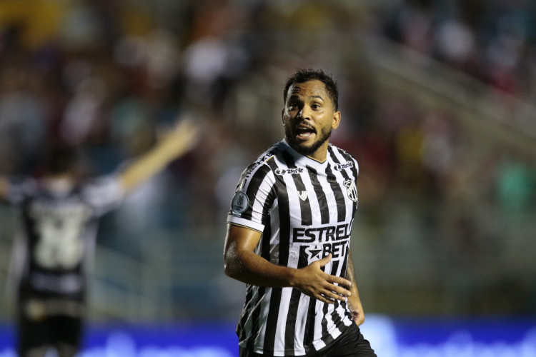 Lourenço comemora gol marcado para o Ceará diante do Ferroviário, pelas semifinais do Campeonato Cearense 2024. 