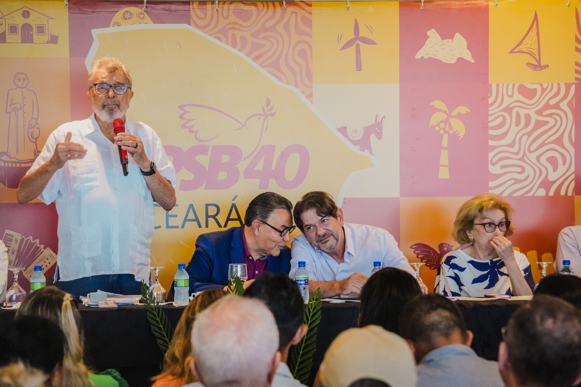 Eudoro Santana, de pé, ao lado do dirigente Carlos Siqueira e do senador Cid Gomes, todos do PSB



 (Foto: FERNANDA BARROS)