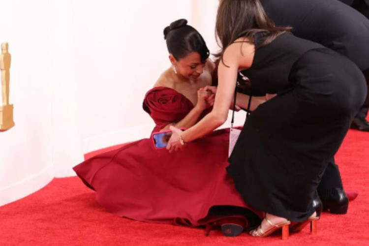 Atriz Liza Koshy cai no tapete vermelho do Oscar por causa de salto alto