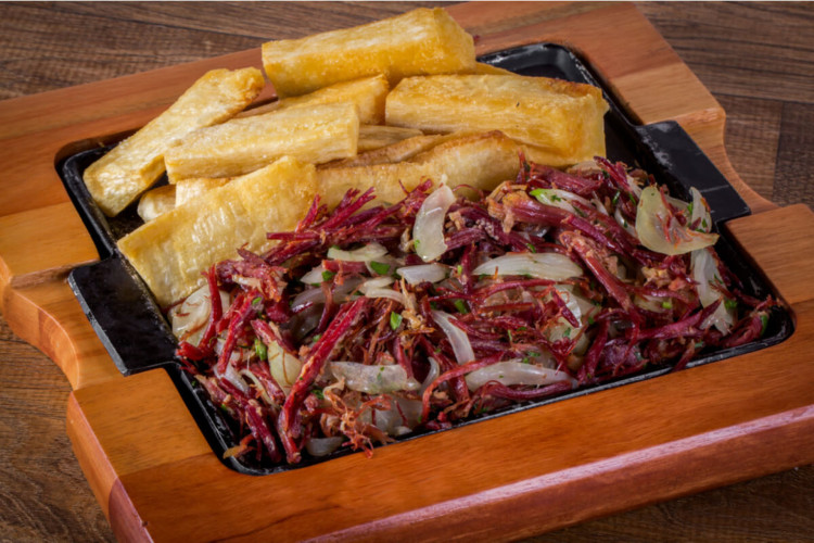 Carne-seca acebolada (Imagem: Estudio Conceito | Shutterstock)
