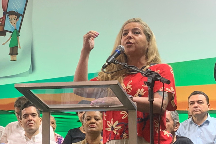 Deputada federal e ex-prefeita de Fortaleza, Luizianne Lins (PT), em discurso na cerimônia de entrega de escrituras do Programa Papel da Casa, do Governo do Ceará