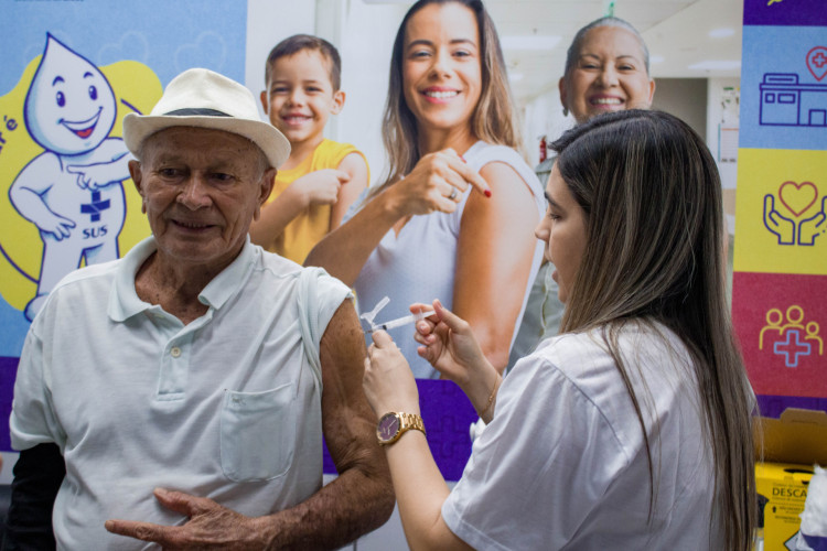 FORTALEZA, CEARÁ, BRASIL, 12-03-2024: A Campanha de Vacinação contra a Gripe no Ceará começou no Vapt Vupt da Messejana, a meta é vacinar 90% do grupo prioritário como crianças e idosos. (Foto: Samuel Setubal)