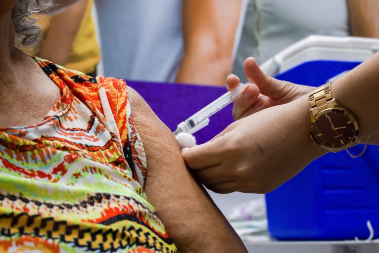 Campanha de Vacinação contra a Gripe no Ceará começou no Vapt Vupt da Messejana. A meta é vacinar 90% do grupo prioritário até 31 de maio