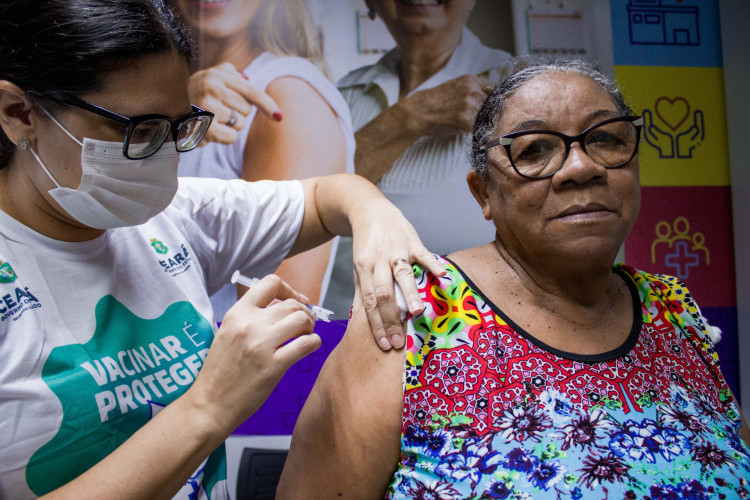 La campaña de vacunación contra la influenza comenzó en Ceará, en Vapt Vapt da Mesigana, y el objetivo es vacunar al 90% del grupo prioritario, como niños y ancianos.  (Foto: Samuel Setúbal)