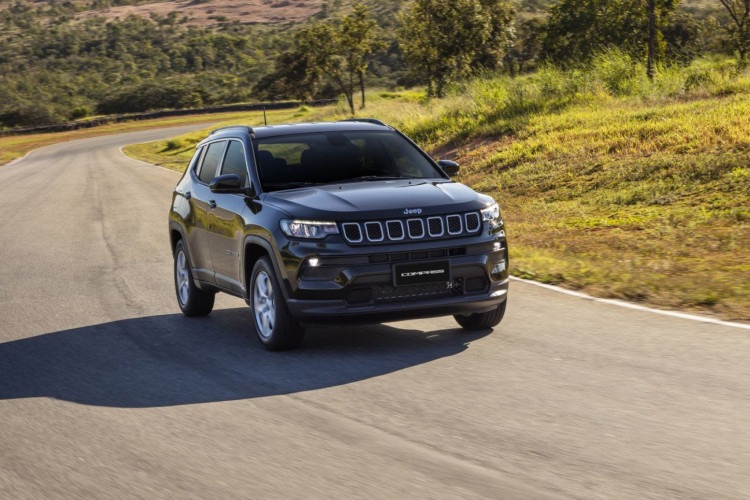 Em Fortaleza, o carro preferido dos consumidores é o Jeep Compass, que apresentou 80 emplacamentos no segundo mês de 2024