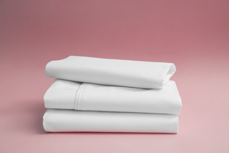 Quantidade de fios dos lençóis interfere na qualidade do sono (Imagem: World_of_Textiles | Shutterstock)
