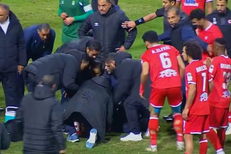 Ahmed Rafaat  sofreu uma parada cardíaca durante um jogo do Campeonato Egípcio na segunda-feira, 13