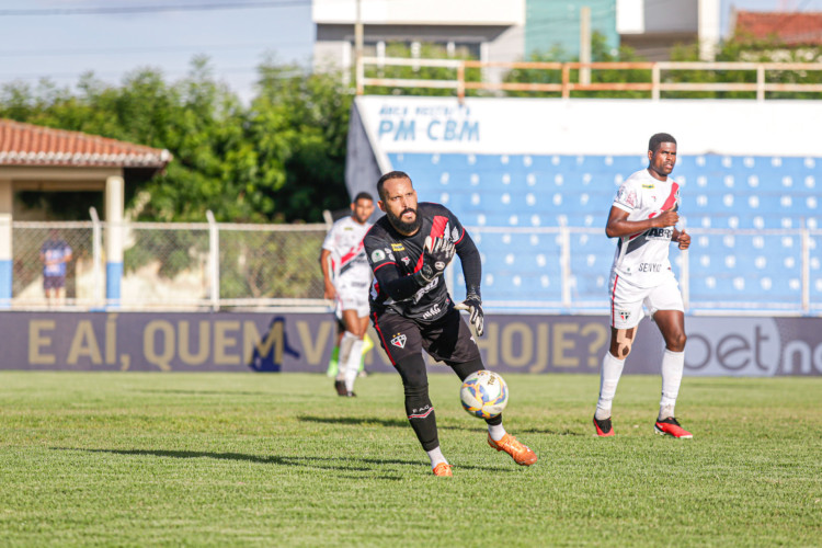 Goleiro Douglas Dias no jogo Iguatu x Ferroviário, no Estádio Morenão, pelo Campeonato Cearense 2024