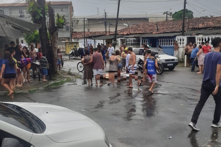 Cena do crime que vitimou dois homens no bairro Antônio Bezerra