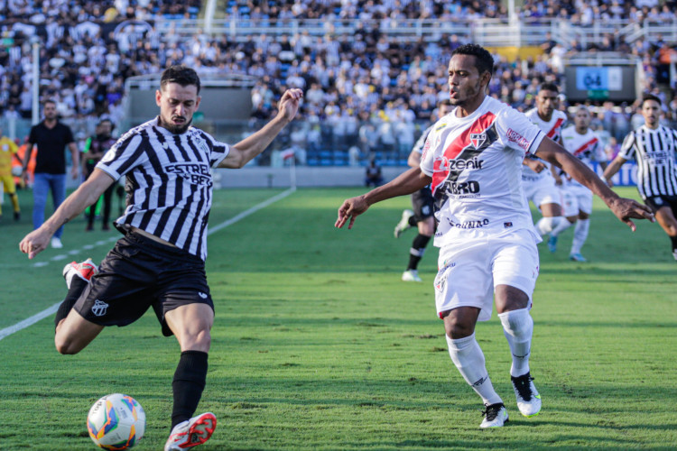 Atacante Facundo Castro e lateral-esquerdo Ernandes disputam lance no jogo Ferroviário x Ceará, no PV, pela semifinal do Campeonato Cearense 2024