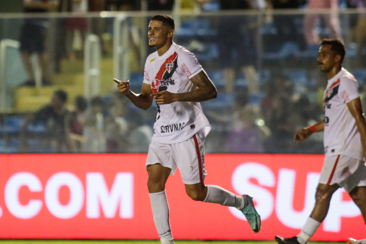 Atacante Vitinho comemora gol no jogo Ferroviário x Ceará, no PV, pela semifinal do Campeonato Cearense 2024