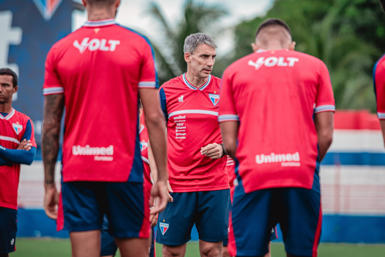 Técnico Vojvoda conversa com jogadores em treino do Fortaleza no Centro de Excelência Alcides Santos, no Pici 