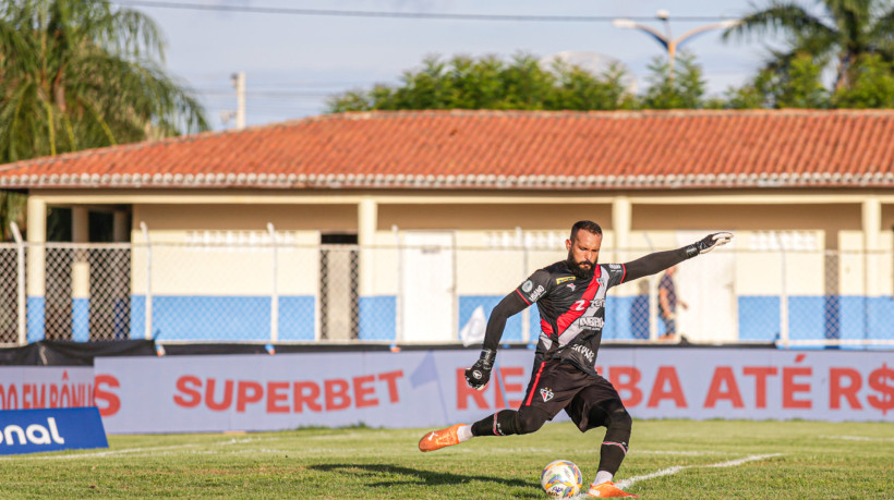 Goleiro Douglas Dias &eacute; um dos jogadores que acionou a Justi&ccedil;a por atrasos salariais do Ferrovi&aacute;rio