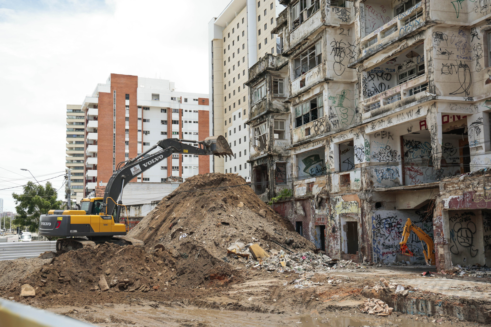 ￼APÒS 12 dias de embargo, a obra de demolição do São Pedro recomeçará (Foto: FCO FONTENELE)